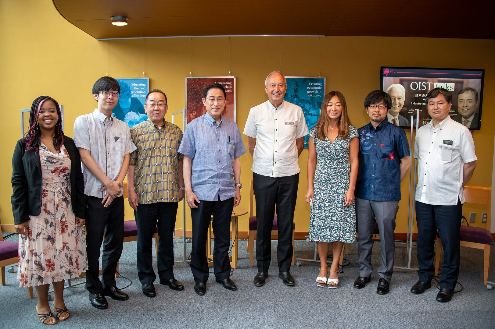 Prime Minister Kishida with OIST President, faculty, and students.